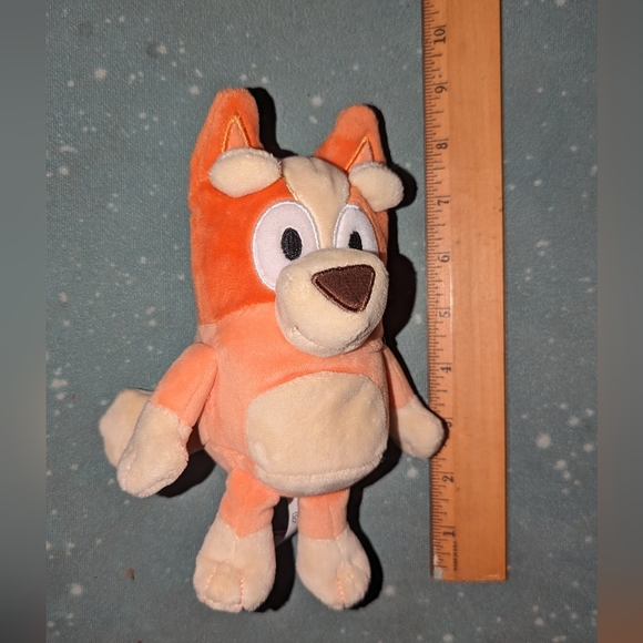 Set of three Bluey plush stuffed animals - two Bluey and one Bingo - Picture 8 of 11